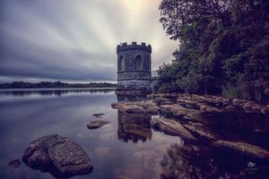 Куда поехать на выходные приглашает в Ирландию в графство Роскоммон, на таинственное озеро Лох-Ки увидеть замок древнего клана МакДермотт.