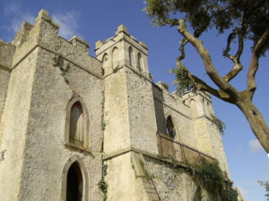 Куда поехать на выходные приглашает в Ирландию в графство Роскоммон, на таинственное озеро Лох-Ки увидеть замок древнего клана МакДермотт.