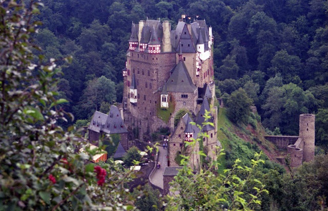 куда поехать на выходные в Европе, куда слетать на выходные в Европу, куда поехать на выходные в Германии, замок Ельц Германия, замки Германии, интересные места Европы