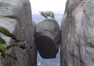 Куда поехать на выходные в Европе, куда слетать на выходные в Европу, интересные места в Европе, утес Прекестулен в Норвегии, куда поехать на выходные в Норвегии, камень Кьёрагболтен, самый опасный камень, самый красивый утес, "камень-горошина"