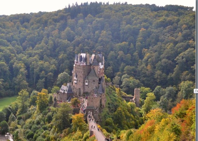  куда поехать на выходные в Европе, куда слетать на выходные в Европу, куда поехать на выходные в Германии, замок Ельц Германия, замки Германии, интересные места Европы