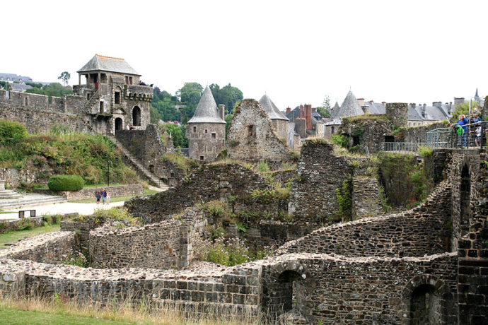 куда поехать на выходные в Европу, куда поехать на выходные во Франции, куда слетать на выходные в Европе, интересные места Европы, средневековые крепости Франции, старинные крепости в Европе, крепость Фужер