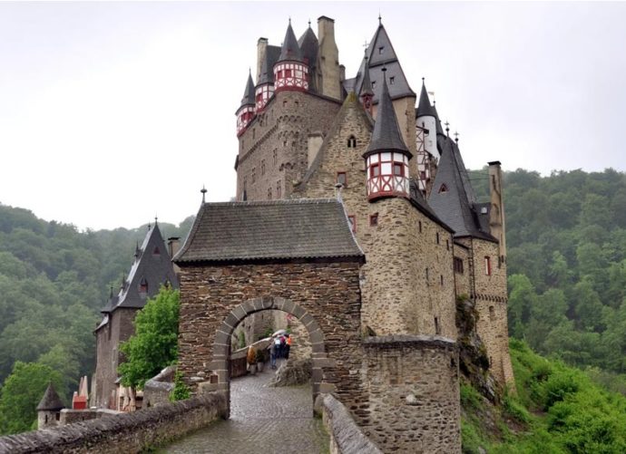 куда поехать на выходные в Европе, куда слетать на выходные в Европу, куда поехать на выходные в Германии, замок Ельц Германия, замки Германии, интересные места Европы