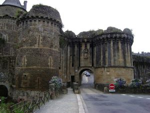 куда поехать на выходные в Европу, куда поехать на выходные во Франции, куда слетать на выходные в Европе, интересные места Европы, средневековые крепости Франции, старинные крепости в Европе, крепость Фужер