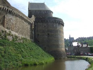 куда поехать на выходные в Европу, куда поехать на выходные во Франции, куда слетать на выходные в Европе, интересные места Европы, средневековые крепости Франции, старинные крепости в Европе, крепость Фужер