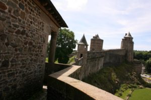 куда поехать на выходные в Европу, куда поехать на выходные во Франции, куда слетать на выходные в Европе, интересные места Европы, средневековые крепости Франции, старинные крепости в Европе, крепость Фужер