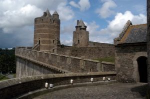 куда поехать на выходные в Европу, куда поехать на выходные во Франции, куда слетать на выходные в Европе, интересные места Европы, средневековые крепости Франции, старинные крепости в Европе, крепость Фужер