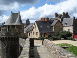 куда поехать на выходные в Европу, куда поехать на выходные во Франции, куда слетать на выходные в Европе, интересные места Европы, средневековые крепости Франции, старинные крепости в Европе, крепость Фужер