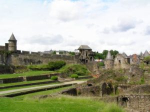 куда поехать на выходные в Европу, куда поехать на выходные во Франции, куда слетать на выходные в Европе, интересные места Европы, средневековые крепости Франции, старинные крепости в Европе, крепость Фужер