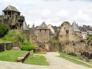 куда поехать на выходные в Европу, куда поехать на выходные во Франции, куда слетать на выходные в Европе, интересные места Европы, средневековые крепости Франции, старинные крепости в Европе, крепость Фужер