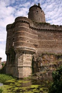 куда поехать на выходные в Европу, куда поехать на выходные во Франции, куда слетать на выходные в Европе, интересные места Европы, средневековые крепости Франции, старинные крепости в Европе, крепость Фужер