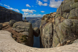 Куда поехать на выходные в Европе, куда слетать на выходные в Европу, интересные места в Европе, утес Прекестулен в Норвегии, куда поехать на выходные в Норвегии, камень Кьёрагболтен, самый опасный камень, самый красивый утес, "камень-горошина"