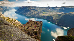 Куда поехать на выходные в Европе, куда слетать на выходные в Европу, интересные места в Европе, утес Прекестулен в Норвегии, куда поехать на выходные в Норвегии, камень Кьёрагболтен, самый опасный камень, самый красивый утес, "камень-горошина"