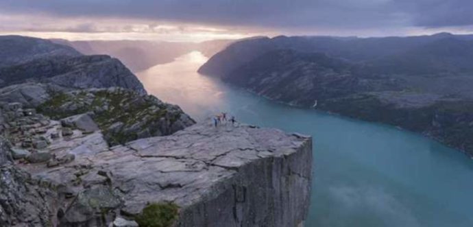 Куда поехать на выходные в Европе, куда слетать на выходные в Европу, интересные места в Европе, утес Прекестулен в Норвегии, куда поехать на выходные в Норвегии, камень Кьёрагболтен, самый опасный камень, самый красивый утес, "камень-горошина"