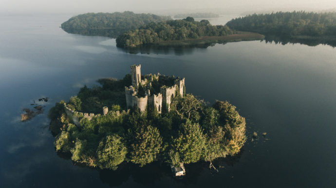 Куда поехать на выходные приглашает в Ирландию в графство Роскоммон, на таинственное озеро Лох-Ки увидеть замок древнего клана МакДермотт.