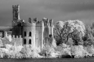 Куда поехать на выходные приглашает в Ирландию в графство Роскоммон, на таинственное озеро Лох-Ки увидеть замок древнего клана МакДермотт.