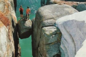 Куда поехать на выходные в Европе, куда слетать на выходные в Европу, интересные места в Европе, утес Прекестулен в Норвегии, куда поехать на выходные в Норвегии, камень Кьёрагболтен, самый опасный камень, самый красивый утес, "камень-горошина"