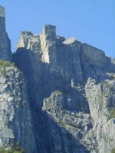 Куда поехать на выходные в Европе, куда слетать на выходные в Европу, интересные места в Европе, утес Прекестулен в Норвегии, куда поехать на выходные в Норвегии, камень Кьёрагболтен, самый опасный камень, самый красивый утес, "камень-горошина"