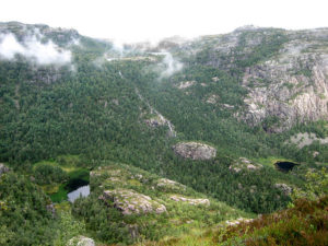 Куда поехать на выходные в Европе, куда слетать на выходные в Европу, интересные места в Европе, утес Прекестулен в Норвегии, куда поехать на выходные в Норвегии, камень Кьёрагболтен, самый опасный камень, самый красивый утес, "камень-горошина"