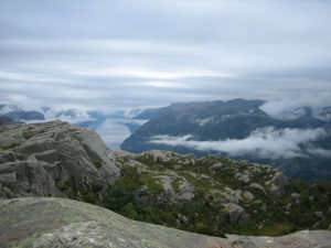 Куда поехать на выходные в Европе, куда слетать на выходные в Европу, интересные места в Европе, утес Прекестулен в Норвегии, куда поехать на выходные в Норвегии, камень Кьёрагболтен, самый опасный камень, самый красивый утес, "камень-горошина"