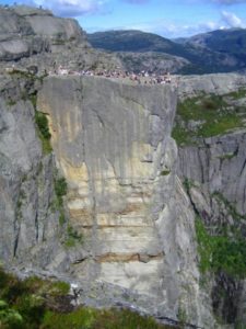 Куда поехать на выходные в Европе, куда слетать на выходные в Европу, интересные места в Европе, утес Прекестулен в Норвегии, куда поехать на выходные в Норвегии, камень Кьёрагболтен, самый опасный камень, самый красивый утес, "камень-горошина"