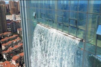 водопад в небоскребе, водопад на небоскребе в Китае, куда поехать на выходные в Китае, интересные места в Китае