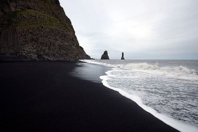 куда поехать на выходные в Исландии, черный пляж, пляж с черным песком, самый красивый пляж в мире, куда поехать на выходные в Европе, черный пляж в Исландии