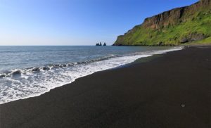 куда поехать на выходные в Исландии, черный пляж, пляж с черным песком, самый красивый пляж в мире, куда поехать на выходные в Европе, черный пляж в Исландии