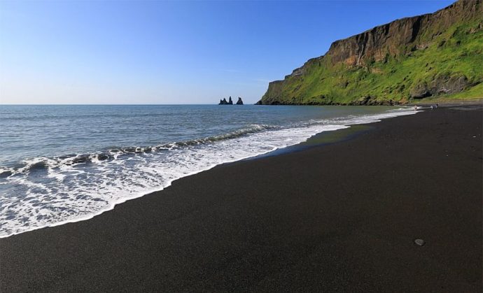 куда поехать на выходные в Исландии, черный пляж, пляж с черным песком, самый красивый пляж в мире, куда поехать на выходные в Европе, черный пляж в Исландии