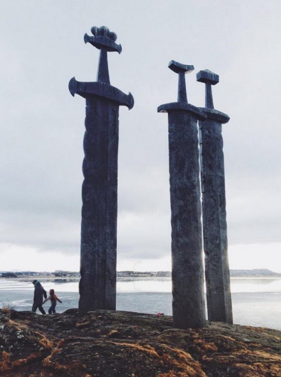 Памятник Мечи в камне (Sverd i fjell) в Норвегии