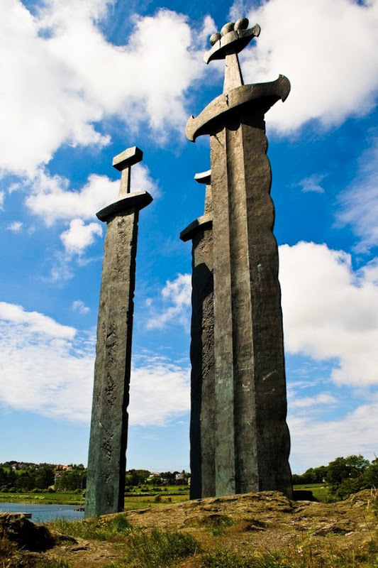 Памятник Мечи в камне (Sverd i fjell) в Норвегии
