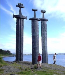 Памятник Мечи в камне (Sverd i fjell) в Норвегии