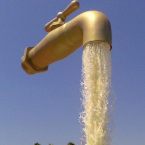 что посмотреть в Кадисе,Фонтан "Кран, висящий в воздухе" , куда поехать на выходные в Испании, куда поехать на выходные в Европу, необычные фонтаны, куда съездить на выходные в Европу