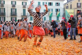 Битва апельсинами в Иврее, исторический карнавал в Иврее, бой апельсинами, бой апельсинами в Иврее, участие в бое апельсинами в Иврее, апельсиновое сражение в Италии, бой апельсинами в Италии, когда битва апельсинами в Иврее в Италии