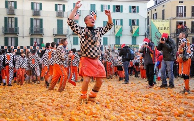 Битва апельсинами в Иврее, исторический карнавал в Иврее, бой апельсинами, бой апельсинами в Иврее, участие в бое апельсинами в Иврее, апельсиновое сражение в Италии, бой апельсинами в Италии, когда битва апельсинами в Иврее в Италии