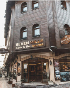 ресторан в Стамбуле на крыше с чайками, видовый ресторан в Стамбуле Seven Hills