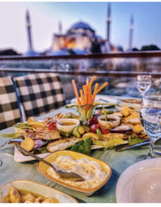 ресторан в Стамбуле на крыше с чайками, видовый ресторан в Стамбуле Seven Hills