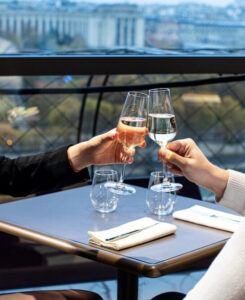 рестораны эйфелевой башни, рестораны на эйфелевой башне в париже, ресторан на эйфелевой башне на каком этаже, рестораны в эйфелевой башне, ресторан в эйфелевой башне Мадам Брассери, Мадам Брассери, в эйфелевой башне есть ресторан, сколько ресторанов в эйфелевой башне